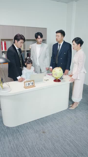 萌宝来袭,爹地让我当团宠(80集) 萌宝来袭,爹地让我当团宠(80集)最新热播短剧