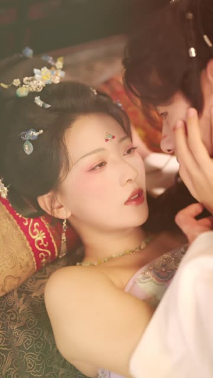 鸢尾映朱门（80集）最火短剧推荐