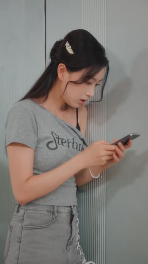 高温断电,舍友全家来我家避暑(40 集) 高温断电,舍友全家来我家避暑(40 集)短剧越看越精彩